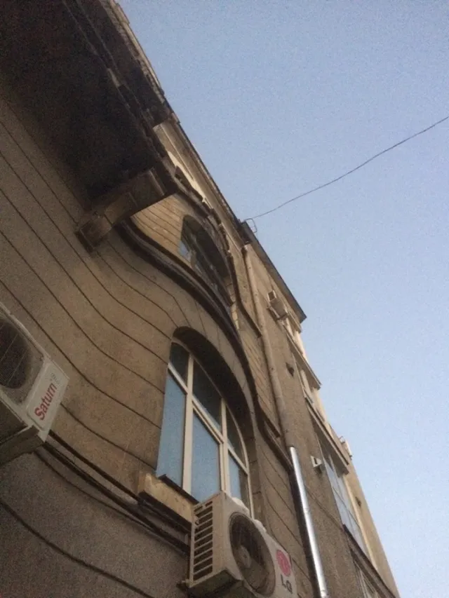 В Ивано-Франковске из дома на голову девушке упала большая глыба льда — фото 1