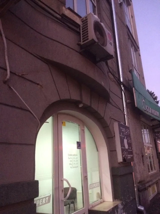 В Ивано-Франковске из дома на голову девушке упала большая глыба льда — фото 3
