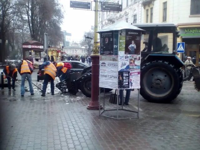 Как коммунальщики Франковска взялись за вывоз снега из центра города — фото 1