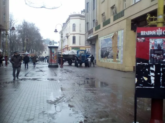 Как коммунальщики Франковска взялись за вывоз снега из центра города — фото 2