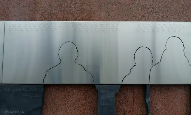 В Івано-Франківську на стіні адмінбудівлі відкрили пам'ятний монумент Героям Небесної Сотні — фото 2