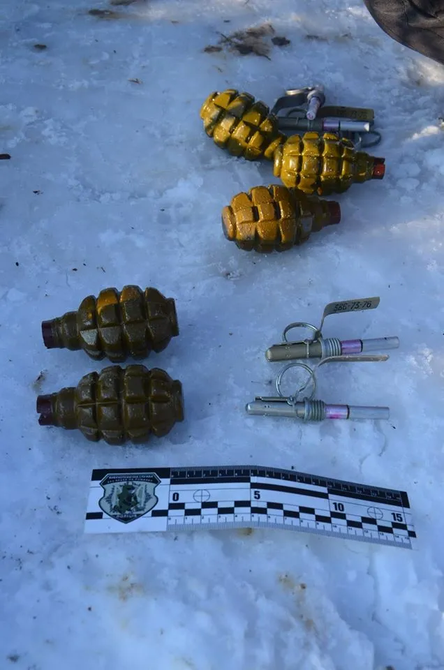 На окраине Ивано-Франковска СБУ обнаружили три тайника с оружием и боеприпасами — фото 3