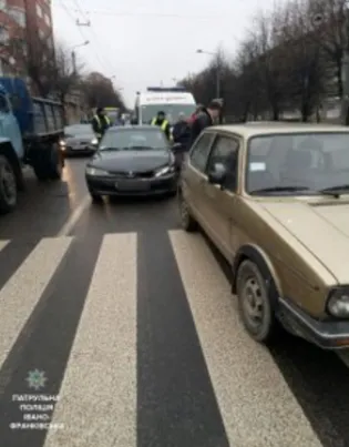 На перекрестке улиц Галицкая-Пулюя произошло ДТП с участием пешехода и двух авто, пострадавшего госпитализировали — фото 1