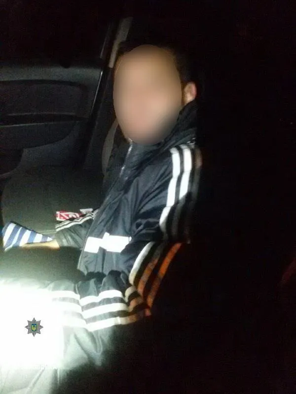 На Тисменицком на полосе встречного движения в автомобиле спали пьяные водитель и его пассажир — фото 1