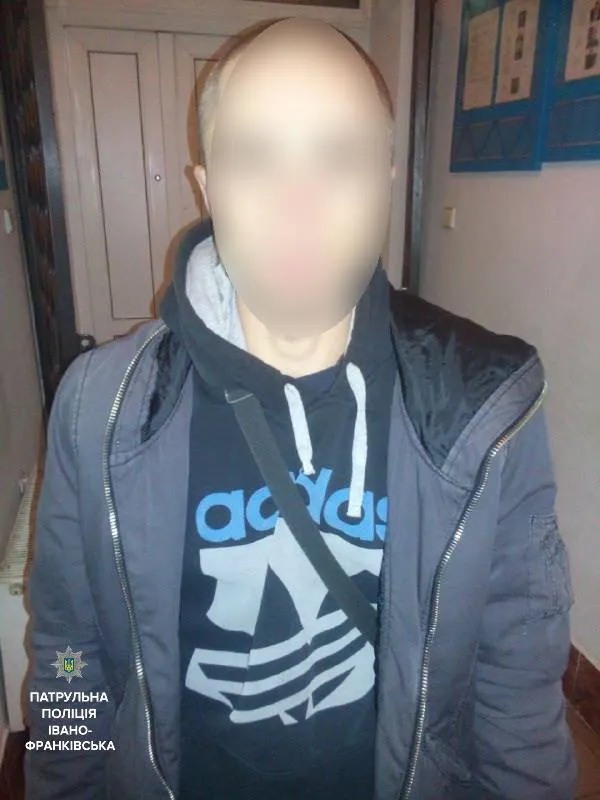 В Івано-Франківську патрульна поліція затримала чоловіка та підлітка зі зброєю та наркотиками — фото 5