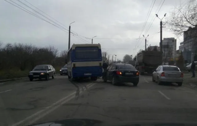 На вулиці Івасюка не розминулись легковик "КІА" та рейсовий автобус "Еталон" — фото 1