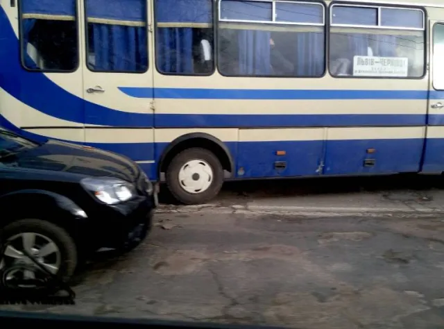 На вулиці Івасюка не розминулись легковик "КІА" та рейсовий автобус "Еталон" — фото 2