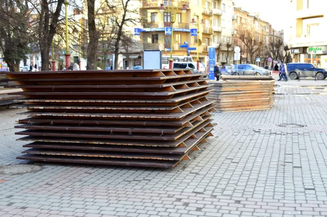 На Вічевому майдані в Івано-Франківську почались роботи з монтажу ярмаркових будиночків — фото 3