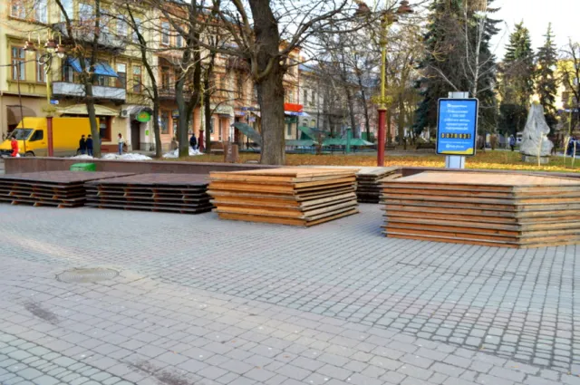 На Вічевому майдані в Івано-Франківську почались роботи з монтажу ярмаркових будиночків — фото 5