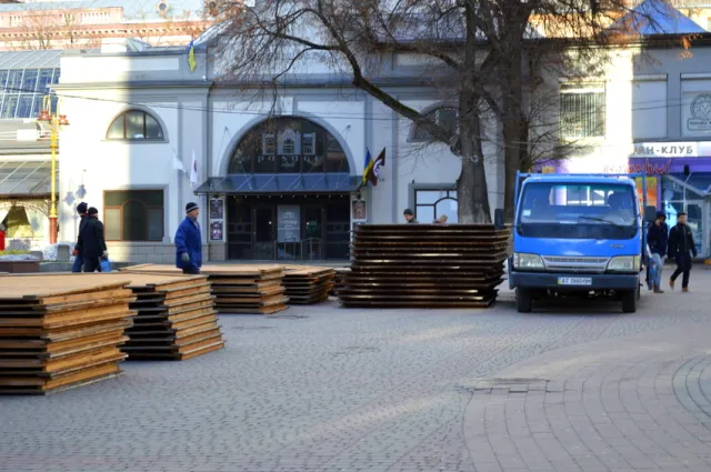 На Вічевому майдані в Івано-Франківську почались роботи з монтажу ярмаркових будиночків — фото 8