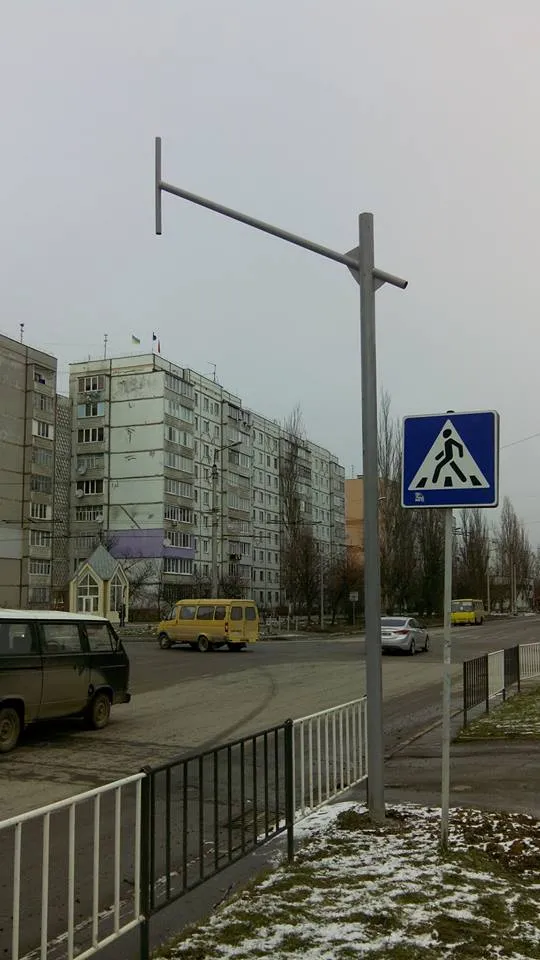 На аварийном перекрестке улиц Миколайчука-Стуса коммунальщики устанавливают светофор — фото 1