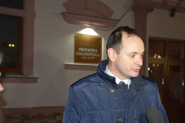 В Івано-Франківську засяяв яскравими вогнями фасад Обласної дитячої бібліотеки — фото 1