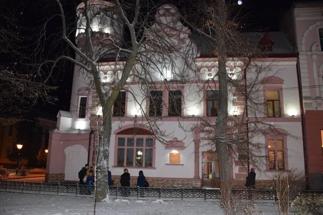 В Івано-Франківську засяяв яскравими вогнями фасад Обласної дитячої бібліотеки — фото 2