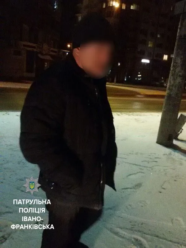 В Івано-Франківську поліція затримала водія, який вночі їхав без увімкнених фар та  був дуже п'яний — фото 2