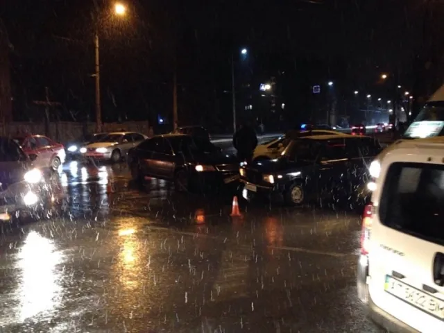На перехресті вулиць Лепкого і Гаркуші зіткнулися два автомобілі — фото 1