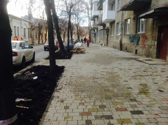 На улице Гнатюка проводились работы по заключению первого слоя асфальта — фото 1
