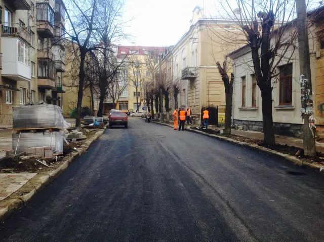 На улице Гнатюка проводились работы по заключению первого слоя асфальта — фото 2
