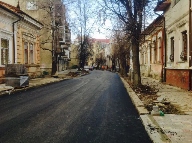 На улице Гнатюка проводились работы по заключению первого слоя асфальта — фото 3