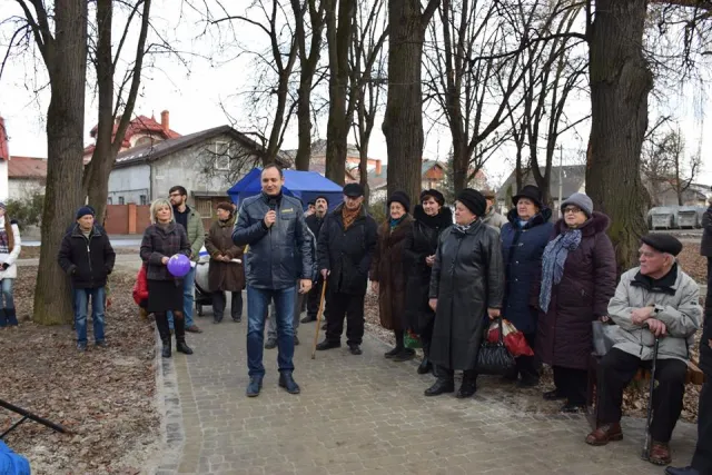 В Ивано-Франковске торжественно открыли еще один сквер. Благоустройство обновленного сквера "Княгинин" на этом не заканчивается — фото 2