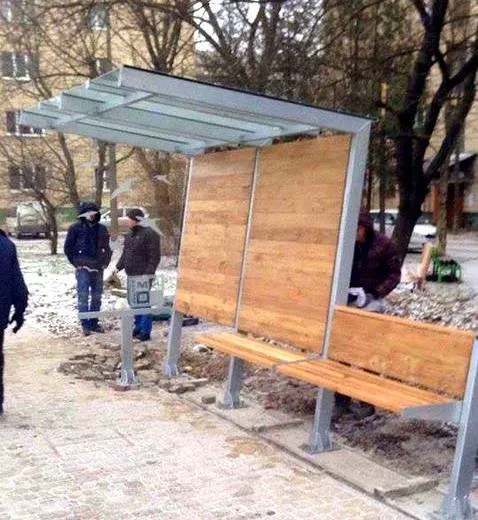 В Ивано-Франковске на Набережной начали устанавливать остановки общественного транспорта нового образца — фото 1