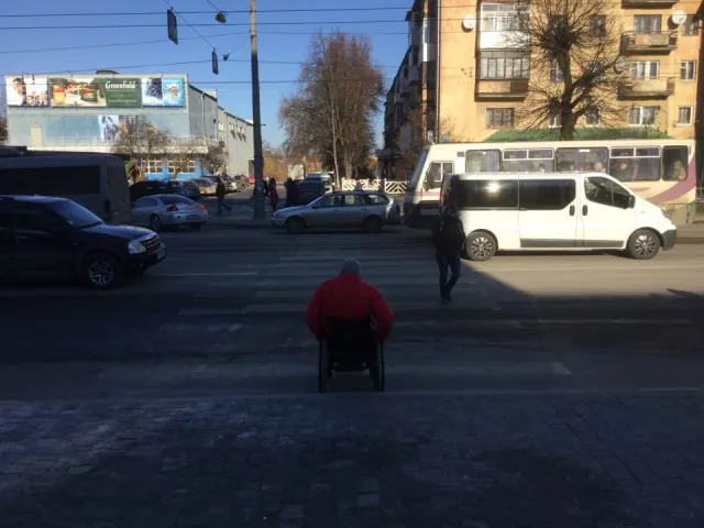 На остановке напротив кинотеатра "Космос" коммунальщики забыли обустроить снижен съезд — фото 1