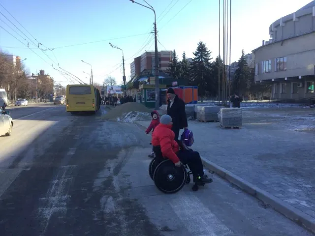 На остановке напротив кинотеатра "Космос" коммунальщики забыли обустроить снижен съезд — фото 2