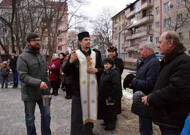 На улице Бандеры открыли новую детскую площадку — фото 3