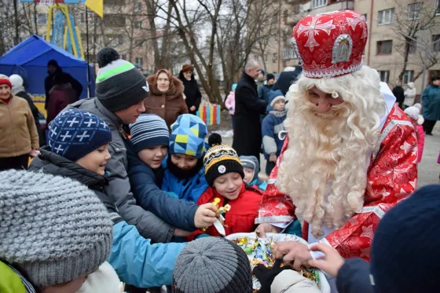На улице Бандеры открыли новую детскую площадку — фото 4
