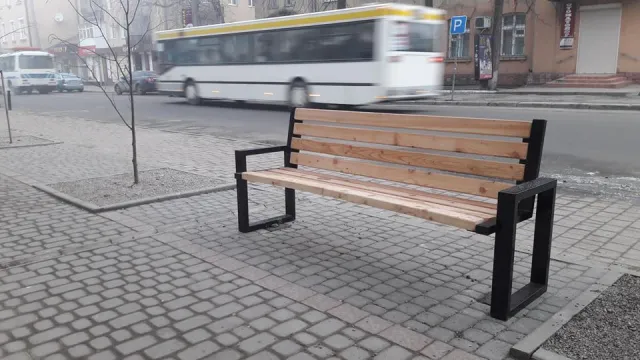 Новые места для отдыха: на отремонтированной части улицы Галицкой коммунальщики установили новые скамейки — фото 2