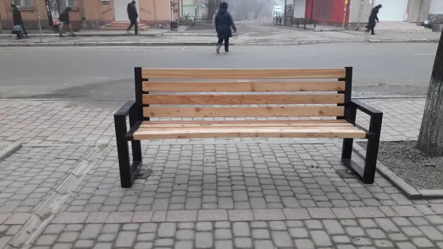 Новые места для отдыха: на отремонтированной части улицы Галицкой коммунальщики установили новые скамейки — фото 3