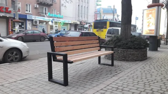 Новые места для отдыха: на отремонтированной части улицы Галицкой коммунальщики установили новые скамейки — фото 4