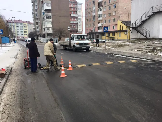 Ивано-Франковск: на улице Угорницкой устанавливают первый ограничитель скорости — фото 1