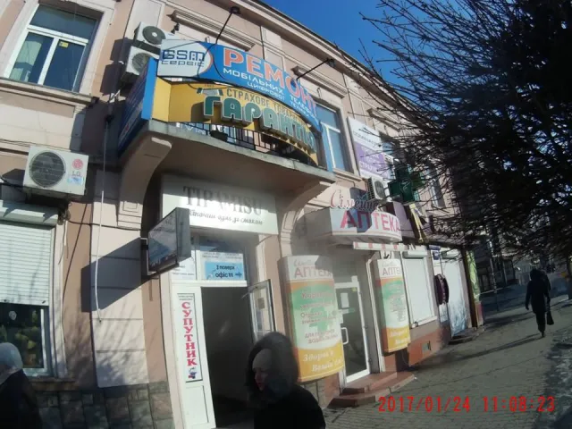 Демонтаж незаконной рекламы и вывесок в Франковске: освободили еще два здания — фото 4