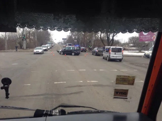 У Франківську на перехресті вулиць Незалежності та Івасюка зіткнулися три машини — фото 3