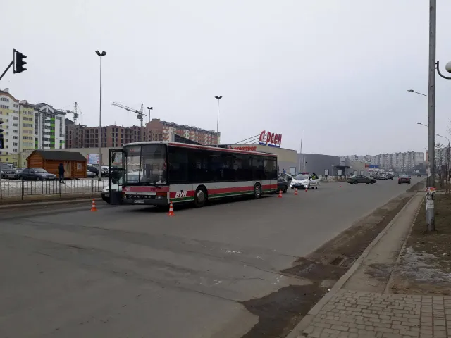 На вулиці Миколайчука аварія: в автобус врізався "Daewoo", водія госпіталізували з розбитою головою — фото 1