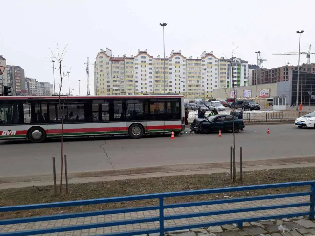 На вулиці Миколайчука аварія: в автобус врізався "Daewoo", водія госпіталізували з розбитою головою — фото 3