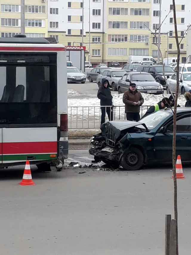 На вулиці Миколайчука аварія: в автобус врізався "Daewoo", водія госпіталізували з розбитою головою — фото 4