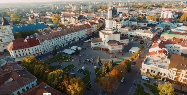 У сквері Привокзальної площі в Івано-Франківську встановили Хрест Тверезості, поліція його візразу демонтувала — фото 2