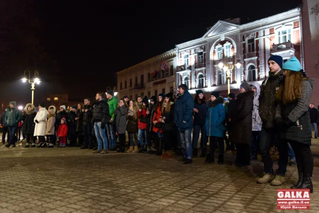 Спасибо тебе за все: на Вечевой площади Ивано-Франковска почтили память Андрея Кузьменко — фото 8