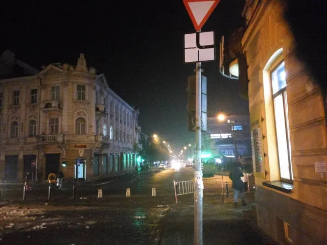 В городе на перекрестке улиц Галицкая-Днестровская появился первый светофор для велосипедистов — фото 1