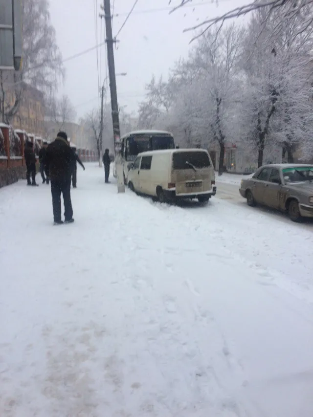 На вулиці Коновальця аварія: в “лоб” автобуса “Братківці- Івано-Франківськ” в’їхав фургон Фольксваген — фото 1