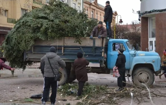 В Івано-Франківську на території школи міліції почалися будівельні роботи, невідомі зруйнували казарми та навіть вирили котлован — фото 1