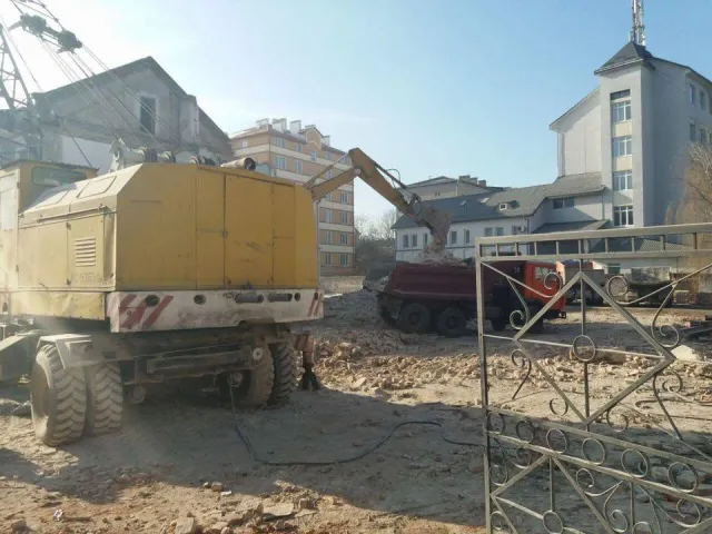 В Івано-Франківську на території школи міліції почалися будівельні роботи, невідомі зруйнували казарми та навіть вирили котлован — фото 2