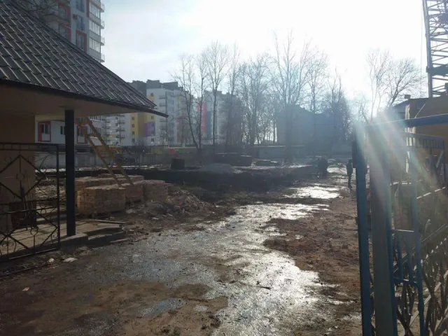 В Івано-Франківську на території школи міліції почалися будівельні роботи, невідомі зруйнували казарми та навіть вирили котлован — фото 3