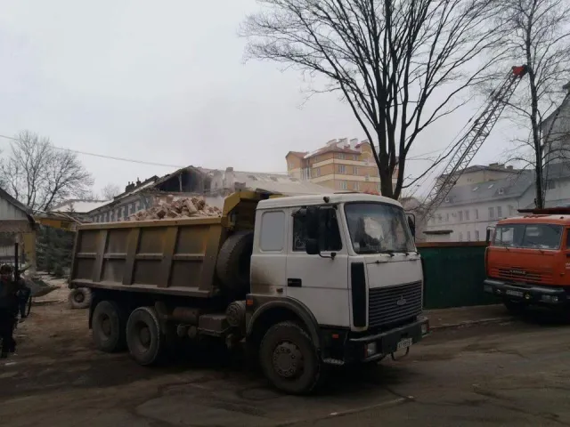 В Івано-Франківську на території школи міліції почалися будівельні роботи, невідомі зруйнували казарми та навіть вирили котлован — фото 6