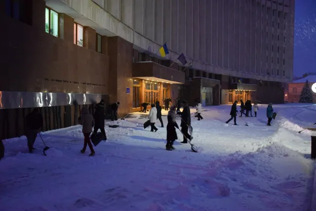 Собственным примером покажут: в Ивано-Франковске госслужащие городского совета убирать снег — фото 3