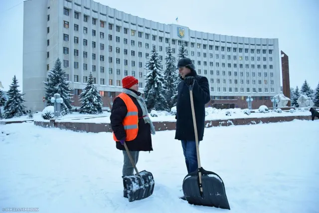 Собственным примером покажут: в Ивано-Франковске госслужащие городского совета убирать снег — фото 6