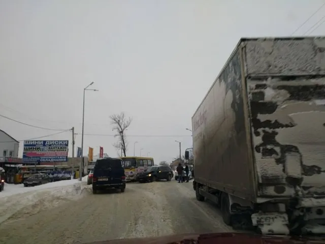 В Івано-Франківську дві масштабні аварії: перша - на Коновальця, а інша - на Набережній, де зіткнулися відразу три автомобілі — фото 2