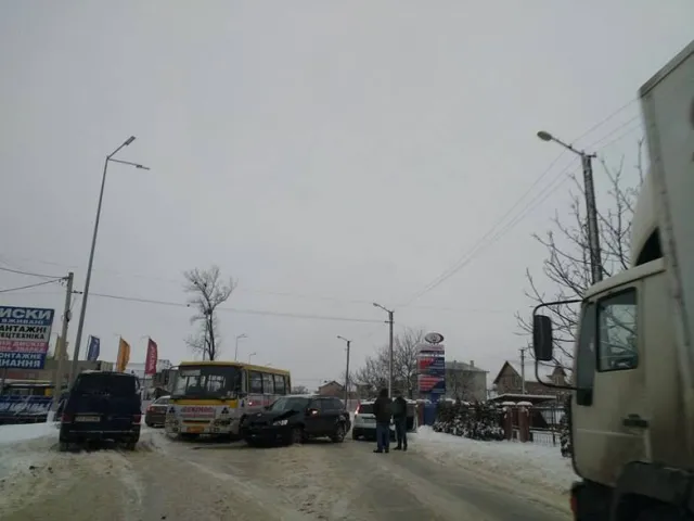 В Івано-Франківську дві масштабні аварії: перша - на Коновальця, а інша - на Набережній, де зіткнулися відразу три автомобілі — фото 3