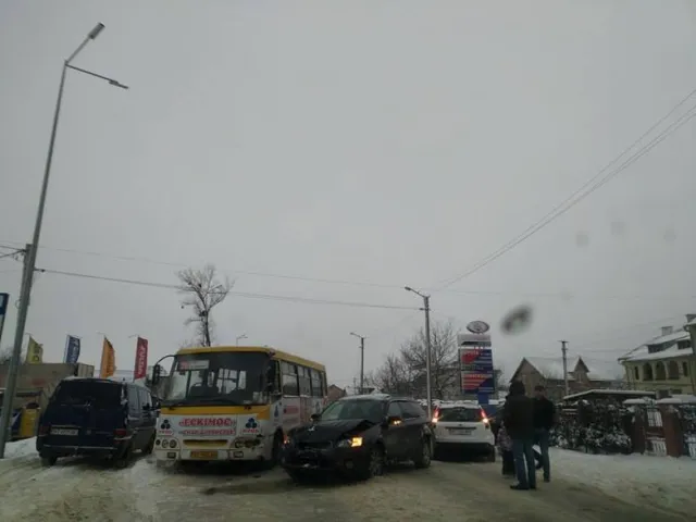 В Івано-Франківську дві масштабні аварії: перша - на Коновальця, а інша - на Набережній, де зіткнулися відразу три автомобілі — фото 5